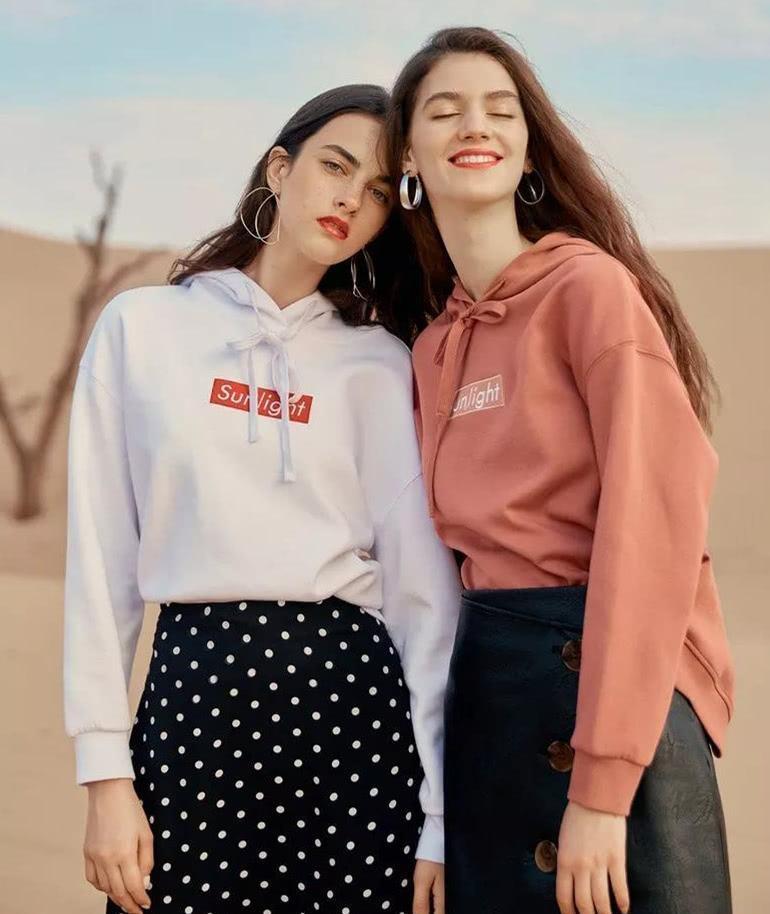 卫衣怎样搭配鞋子