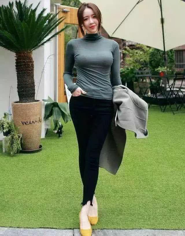 街拍：紧身衣裹出丰满好身材，最后两个小姐姐身材够丰满！