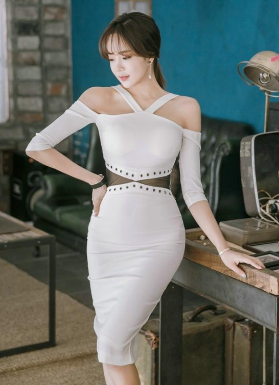时尚写真，富有风韵的紧身包臀裙美女，气质不凡，感觉与众不同！