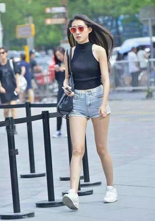 姑娘厉害了!好紧的短裤也敢穿出门,却收到不同寻常的效果