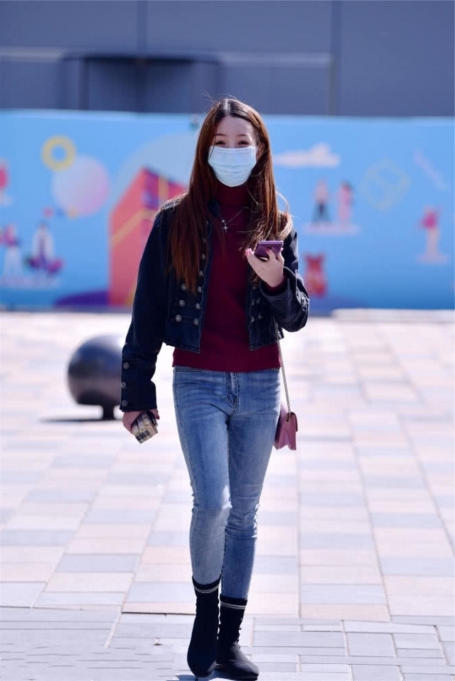 美女|路人街拍,美女下身穿一条超短热裤,看着更加个性