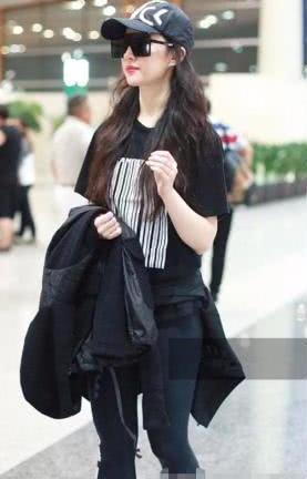 刘亦菲底裤外穿就算了,还在外面套白袜,网友:女神形象瞬间崩塌