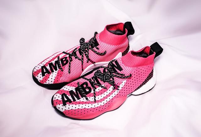 两个配色都有！你现在还可以买菲董的 Crazy BYW X