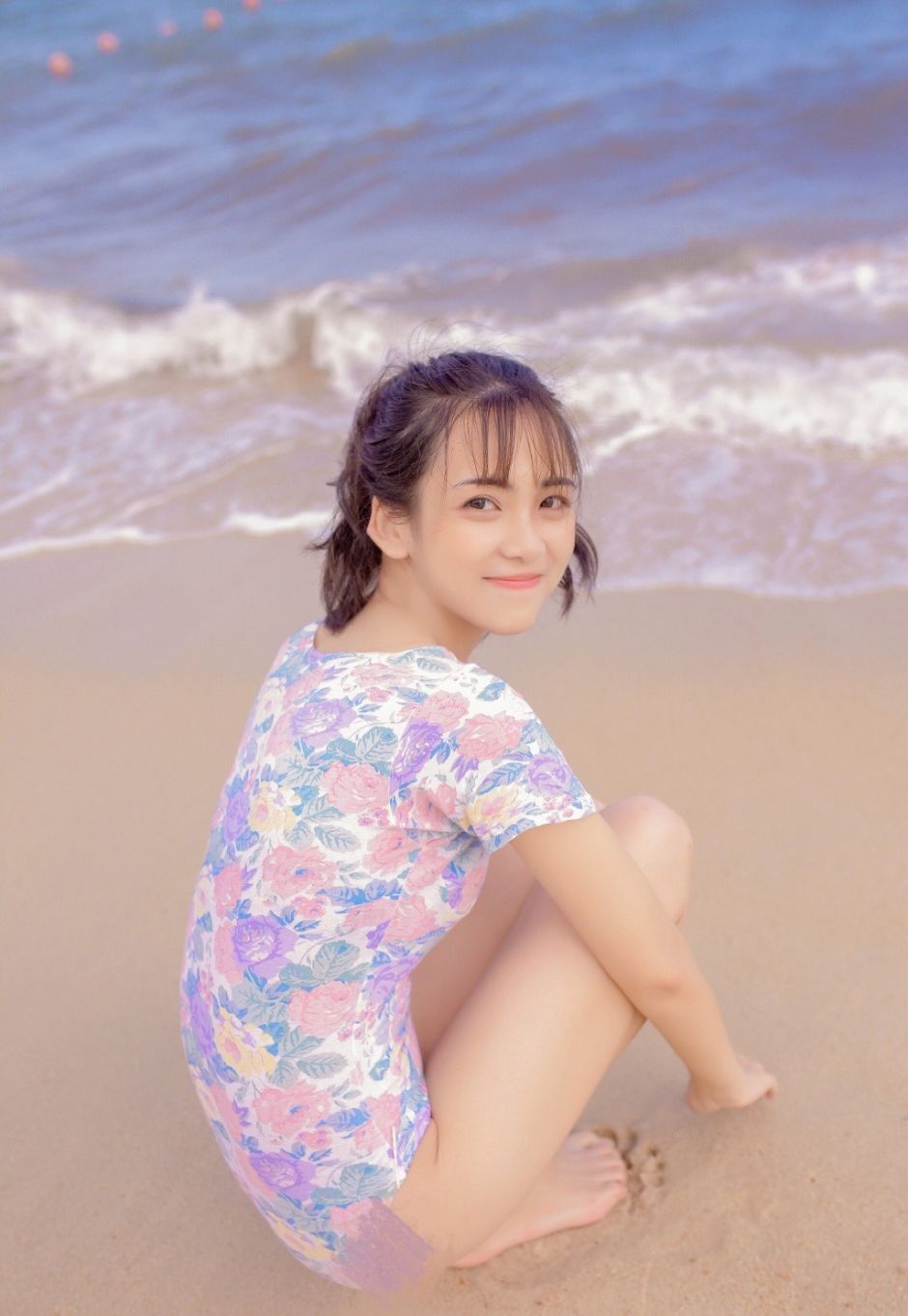 清凉高马尾美女碎花连体泳衣沙滩嬉戏写真图片