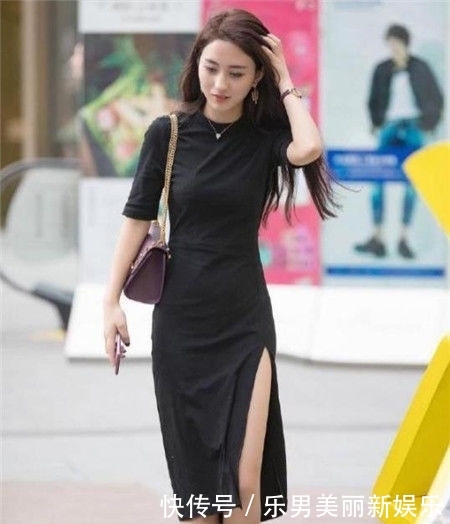  蓝色：街拍：短发美女蓝色吊带长裙，长发飘飘， 笑容甜美可爱