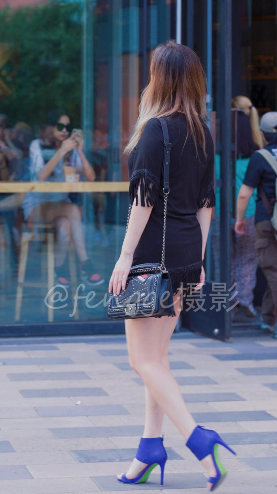 街拍:十九张三里屯绚丽多姿的背影，在这段时间里最时尚，最养眼