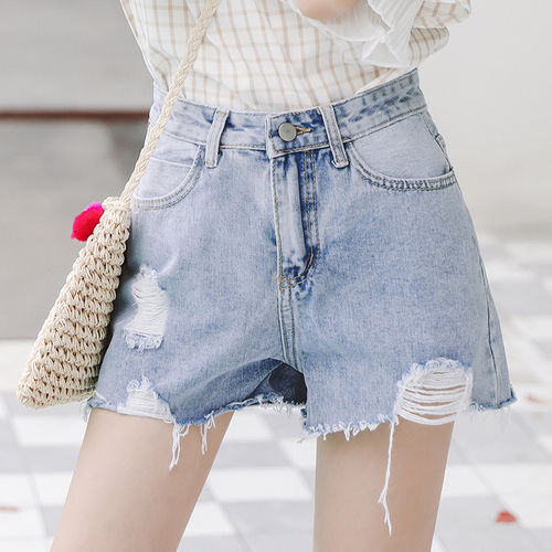 紧身小背心，很显火辣身材，搭配时尚热裤，彰显十足女人味