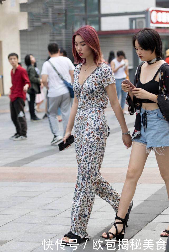 路人街的拍:好苗条小姐姐,高跟鞋和紧身牛仔裤秀出玲珑曲线!