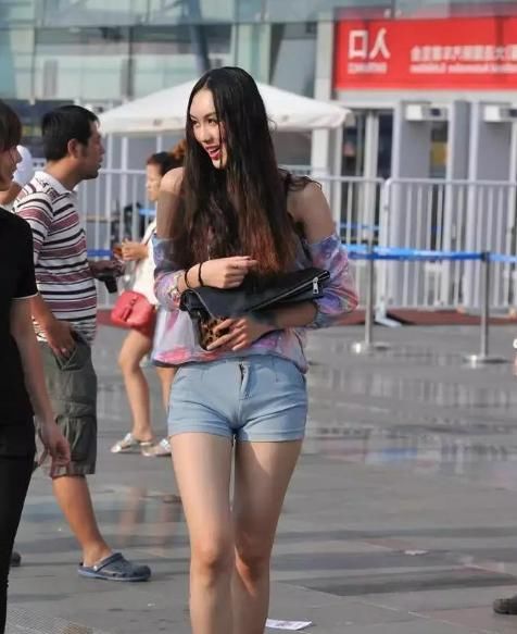 图一灰色牛仔裤小姐姐，侧颜气质爆棚美女，时尚范！