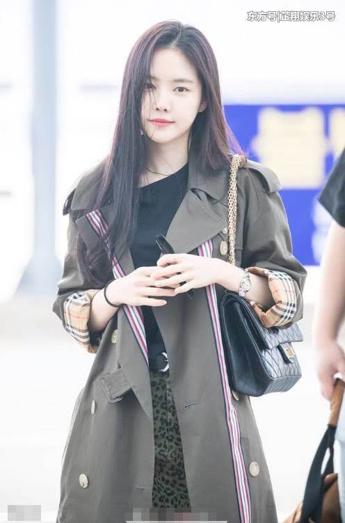 孙娜恩只是穿了件风大衣，168身高走出2米气场，大长腿太吸睛