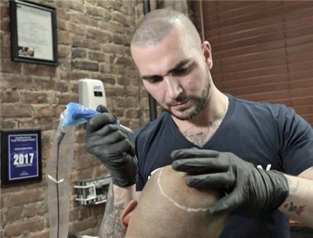 男子请纹身师在头顶纹头发，效果令人大跌眼镜