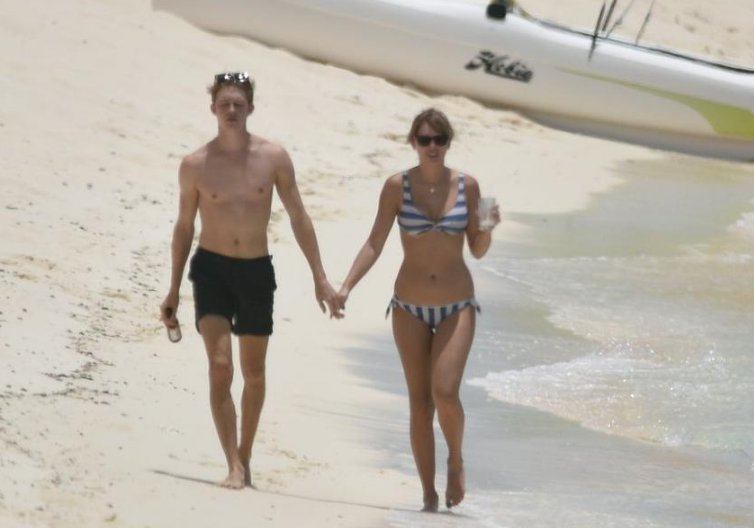 霉霉海边穿比基尼大秀好身材与男友大撒狗粮