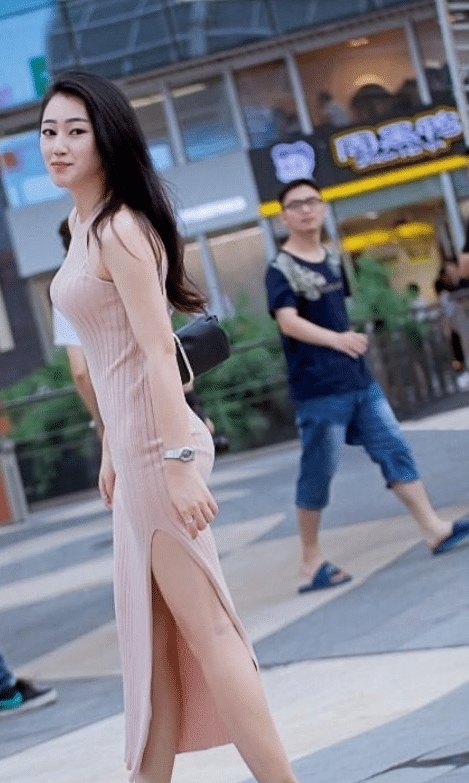  想要穿上：小姐姐长得很淑女，穿得却很艳丽，这裤子的线条很好啊