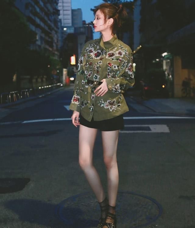 盖玥希穿热裤秀“超模腿”，却配加大版“儿童鞋”，居然被圈粉！