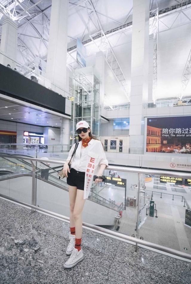 戚薇的短裤越穿越短，从背后看都到臀根了，网友:李承铉咋想的?