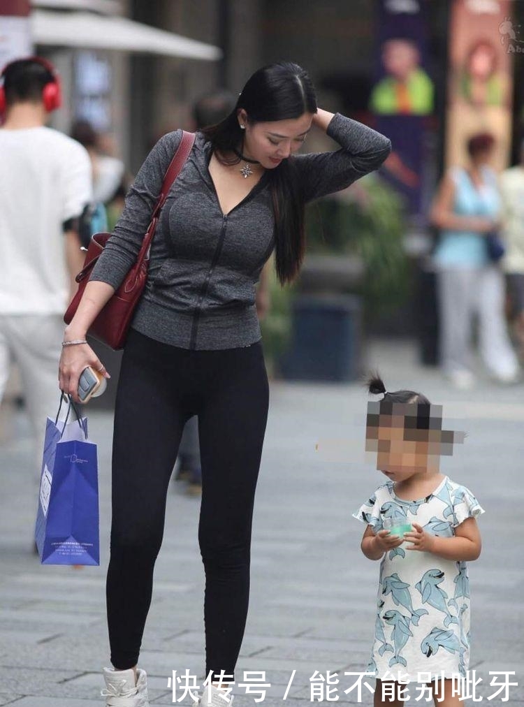  【紧身裤】街拍 时尚辣妈黑色紧身裤不仅仅显高显瘦, 还很有轮廓感!