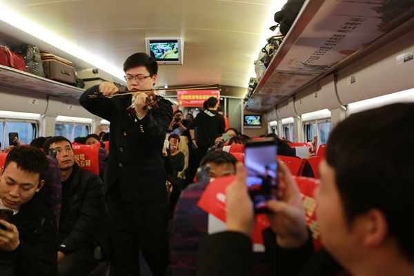  「专列」春运高铁专列送快递小哥回家