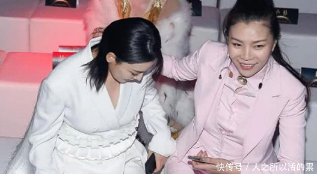 张馨予真敢穿，裙子短到坐下都尽显尴尬，网友还不是为了秀腿！