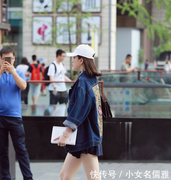 路人街拍清秀可爱的两位小姐姐，修长美腿和水嫩肌肤很诱人