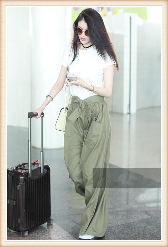 没有何穗的腿真别穿这种盖脚阔腿裤，像吴昕这样撑不起就尴尬了！