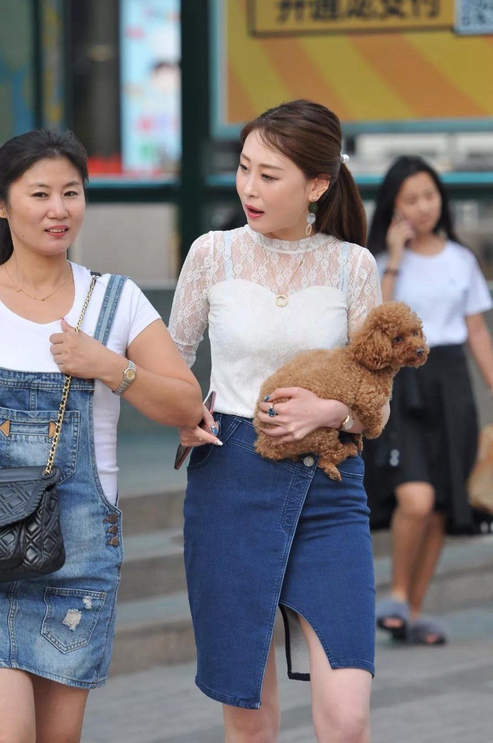 街拍：姿色温柔俏丽气质妩媚大方穿牛仔裙逛街的性感美女