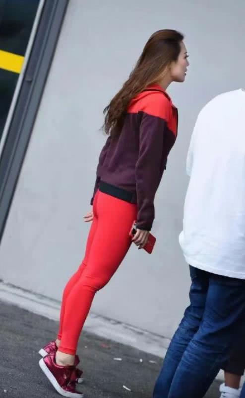 冷酷御姐高冷的表情透着可爱，大红色的紧身裤给你视觉的冲击