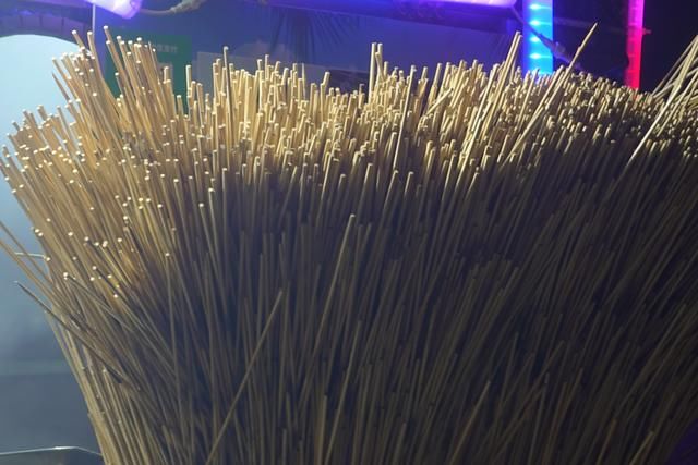 50岁大叔在海边卖羊肉串，4元一串，一天至少卖出3万串，赚翻了!