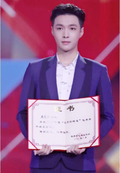 极限挑战张艺兴空气眼镜,五四晚会张艺兴根正