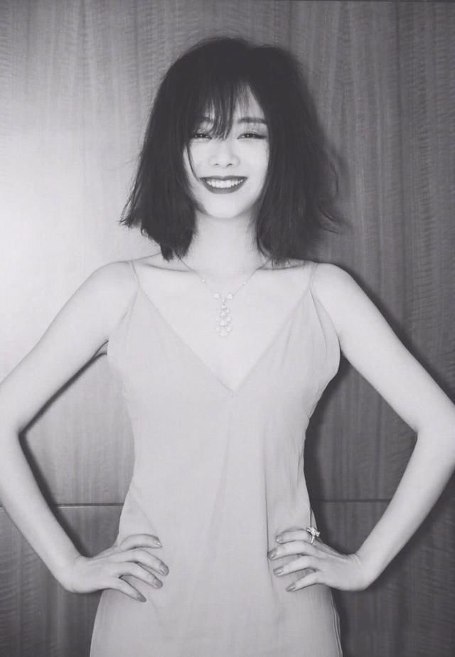 谭松韵头发凌乱,穿深V吊带裙,网友说看了才知道,果真是初中生