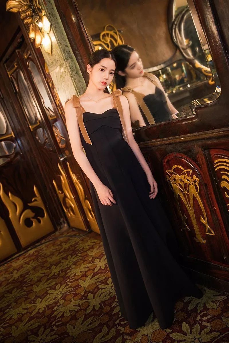 Angelababy穿Dior裙在跑男正经唱歌，这么美的纱裙何穗拿来套T恤?