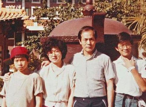 中秋节古天乐宴请娱乐圈的老戏骨，网友：看到照片，莫名的想哭