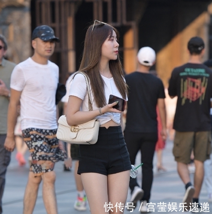  「让自己」爱美的年纪，时尚姑娘选择短裤装展现外在美