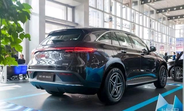 「娱乐系统」续航415km+5.2s破百!实拍奔驰首款纯电SUV