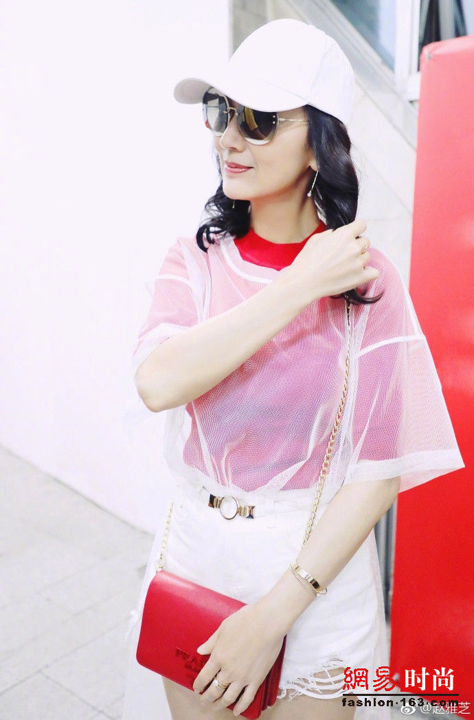 敢穿!63岁赵雅芝穿透视衫短裤秀紧致身材