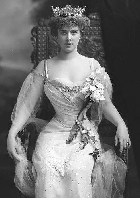 女人花了100年追求穿成这样，不是为了被谁脱掉的