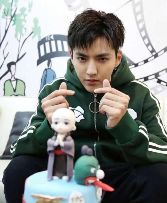 网友曝吴亦凡与娜扎恋情，如今再度发文澄清传闻:只是个人猜测