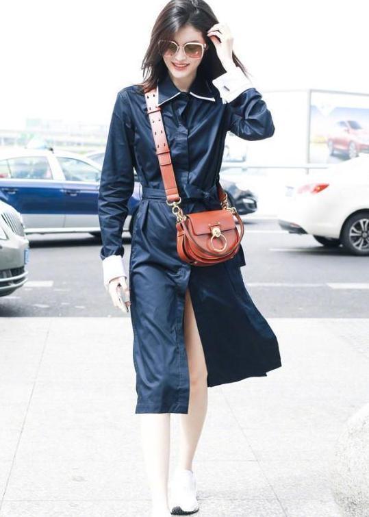 何穗风格变了, 裙子几乎开叉到肚子上, 大胆秀性感美腿!