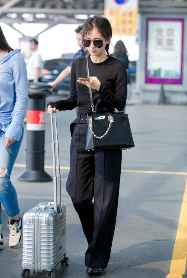 162王子文和171蒋欣,机场同穿一身黑,一个超模一个路人