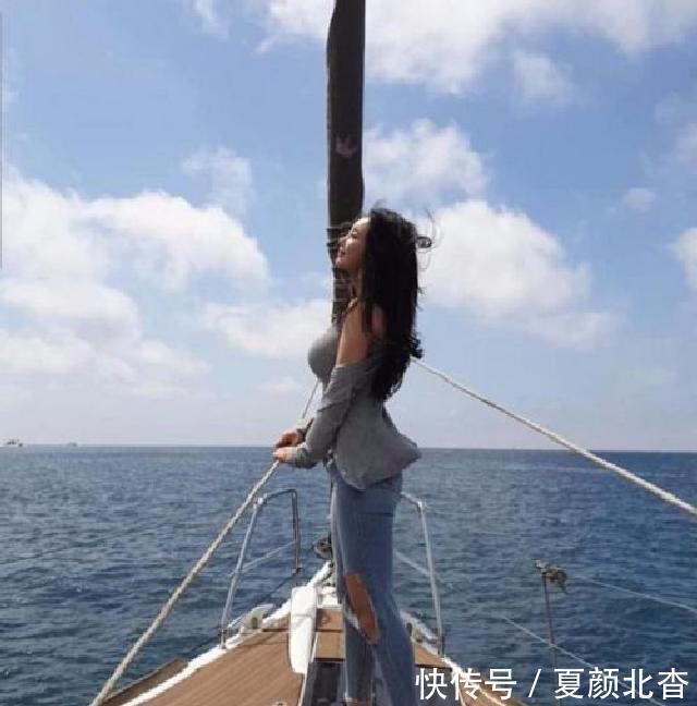 『优雅』搭配紧身牛仔裤小姐姐,秀出小蛮腰,自信大方有个人魅力!