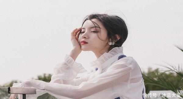 爆棚■“白色衬衫+紫色花朵背带裙”=仙气又减龄,回头率爆棚