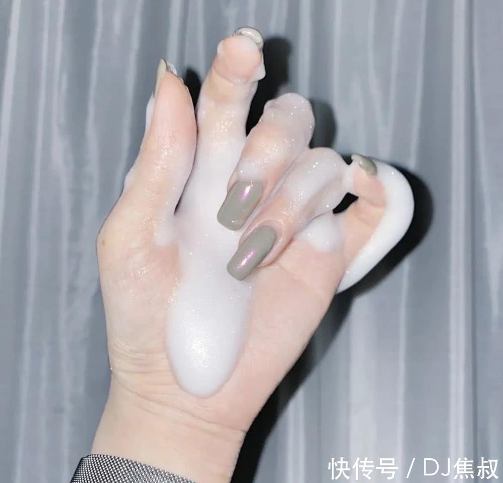 『闺蜜』做一次极光色美甲吧!闺蜜吵着让我陪她去做