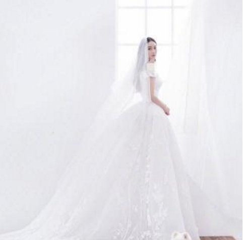 张馨予何捷疑似奉子成婚?有网友表示看到她在孕检处交钱!