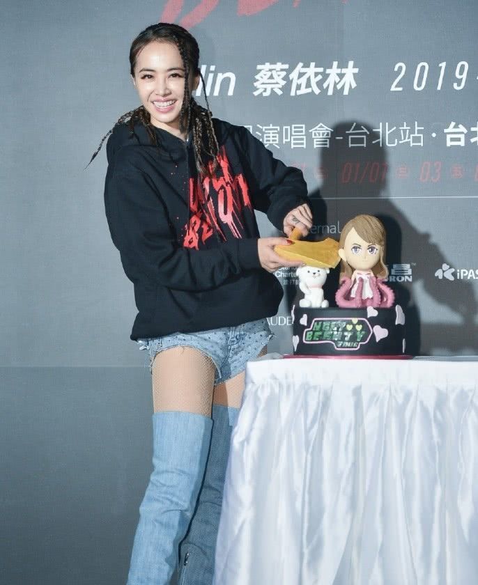 『 配亮』长筒靴穿到大腿,配亮钻短裤渔网袜性感吸睛,蔡依林这一身亮了