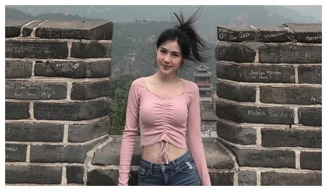 时尚穿搭：穿着牛仔裤的美女，倍显迷人身材，想不美都难