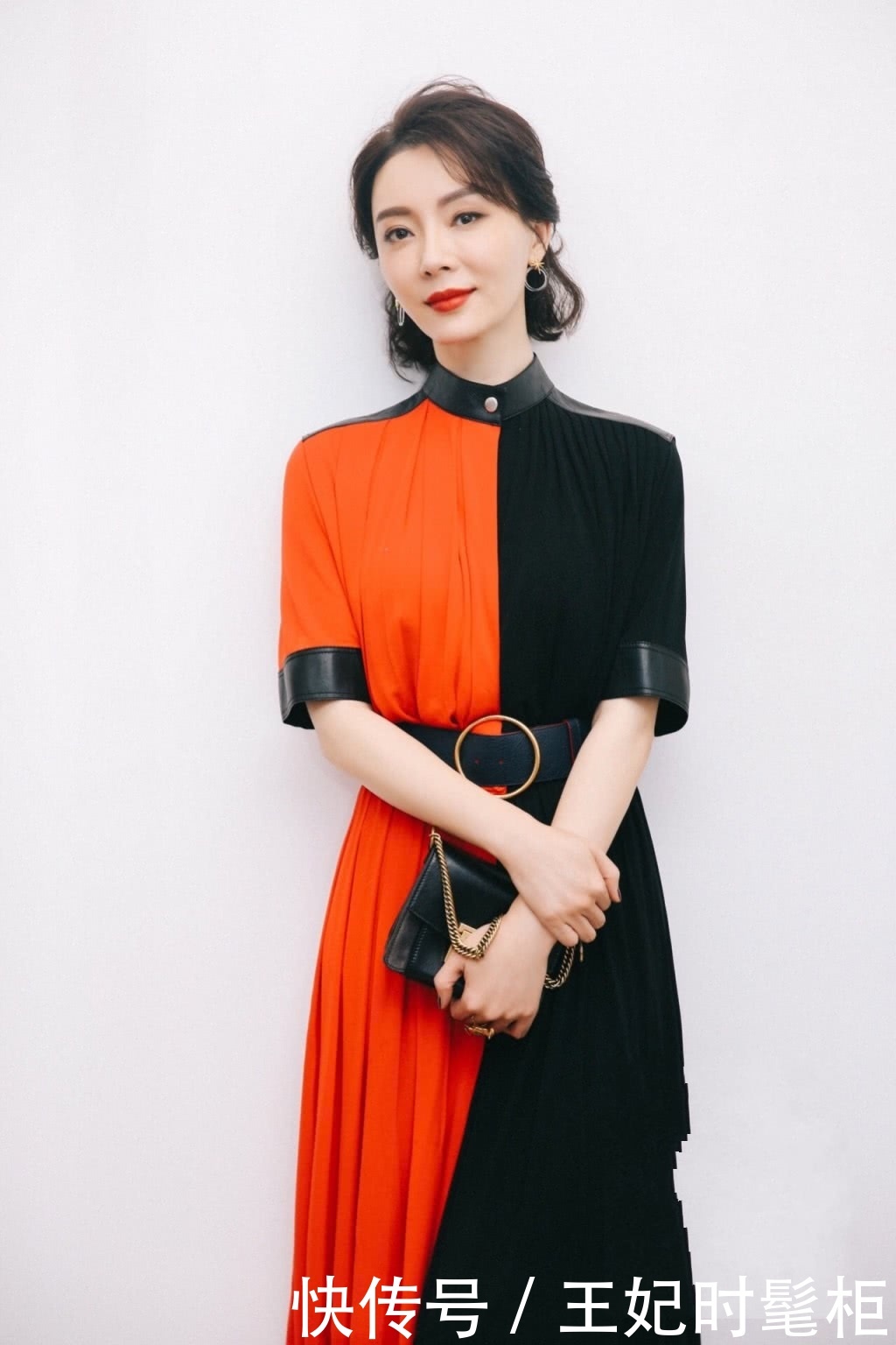 42岁陈数现身机场，穿了条别人不敢穿的半身裙，网友：更像20岁！