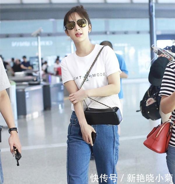 杨紫硬是把直筒裤穿成了紧身裤，居然还塞进T恤，网友显腿粗