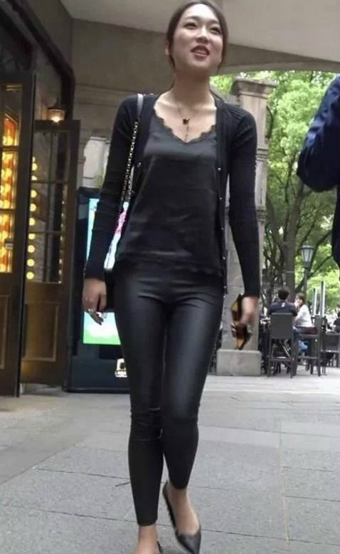 街拍，身材有料的紧身裤美女，一举一动太撩人