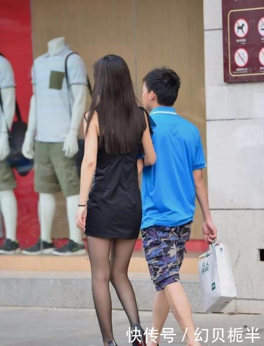 【尽显】街拍:图6浅色的毛大衣搭配上修身长裤,尽显优雅高贵气质!