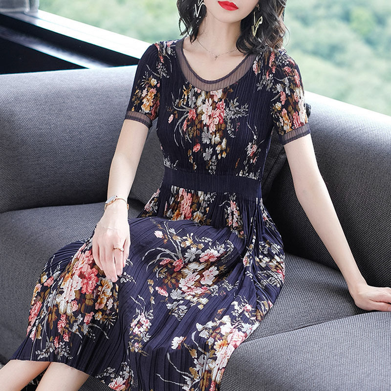 女人尽量不要穿黑裤子，瞧瞧港式女人这样穿，太惊艳了，美飞