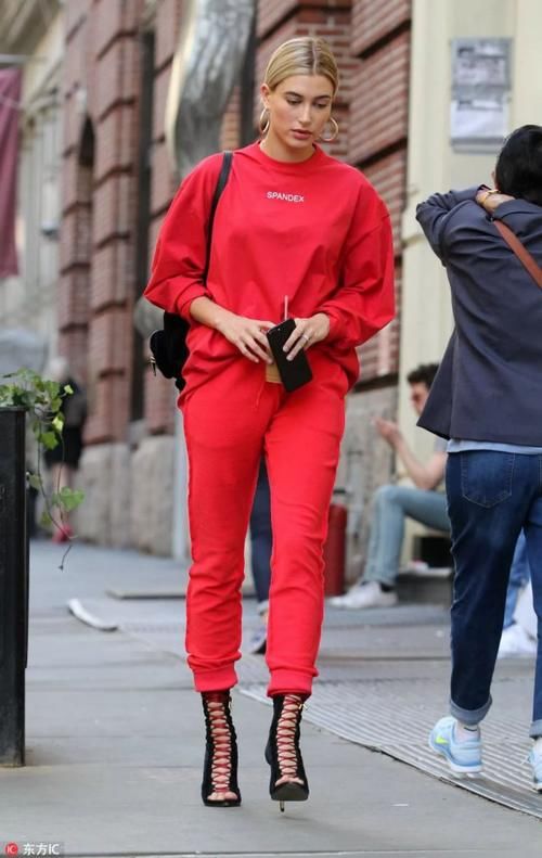 比伯的新女友让人嫉妒，看完她的衣品我闭嘴了